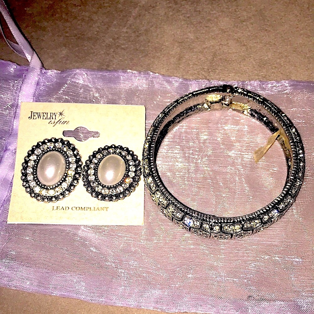 Set of Pearl & Rhinestone clip on earrings and matching bracelet.